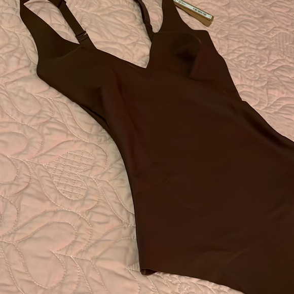 SKIMS  Plunge Thong Bodysuit - Picture 2 of 11